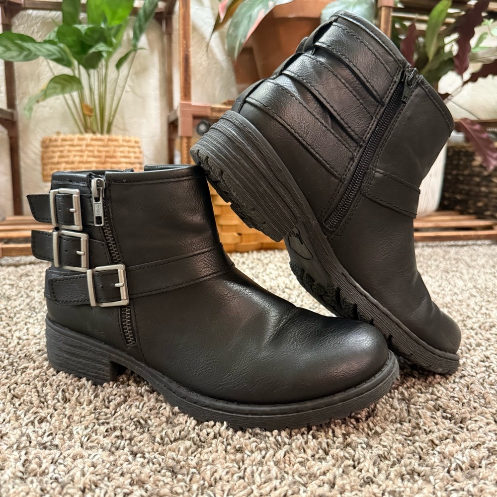 B.O.C Born Concepts Black Ankle Boots Women’s Size 7.5 Zip Up Buckles EUC